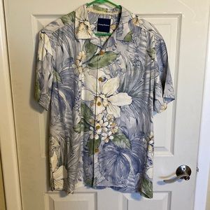 Tommy Bahama silk shirt in size medium. Beautiful print. Great condition.